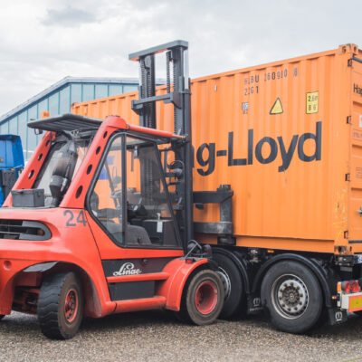 20 Fuß Container abladen 8 Tonnen Stapler