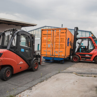 Container auf Plattformwagen