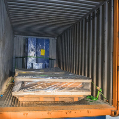 Maschinenteile im Container